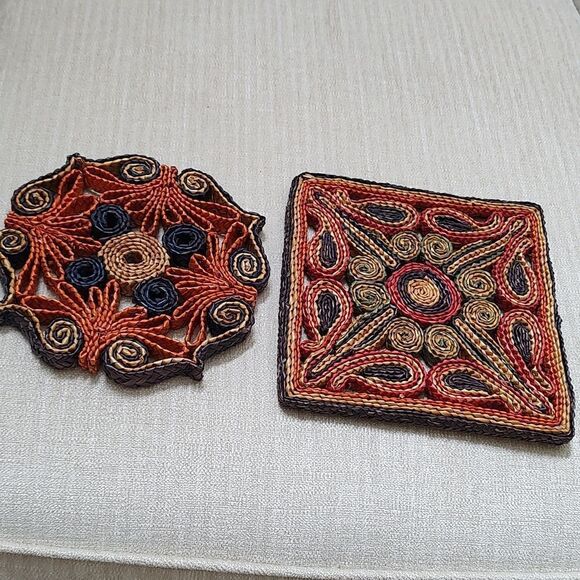 Vintage Floral Rafia Woven Trivets, set of 2 - Picture 12 of 12